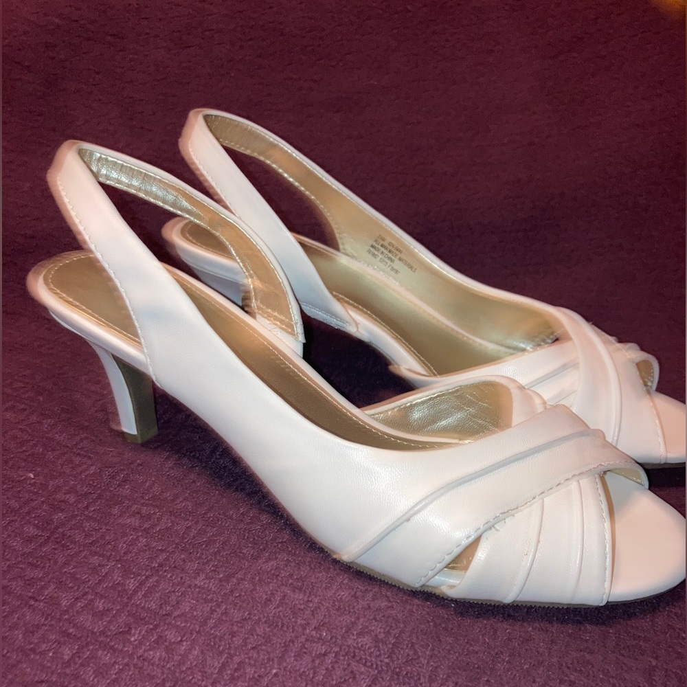 NWOT East 5th Knightly white heels size 7.5
